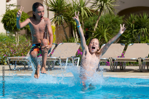 Photo: Erfrischung - Kinder springen ins Wasser- Wasserbombe Erfrischung - Kinder springen ins Wasser- Wasserbombe