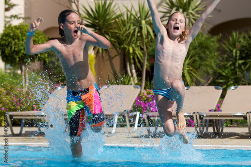 Photo: Erfrischung - Kinder springen ins Wasser- Wasserbombe Erfrischung - Kinder springen ins Wasser- Wasserbombe