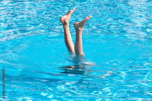 Photo: Handstand im Pool Handstand im Pool