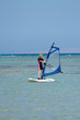 Photo: Mädchen beim Windsurfen - Kid windsurfing Mädchen beim Windsurfen - Kid windsurfing