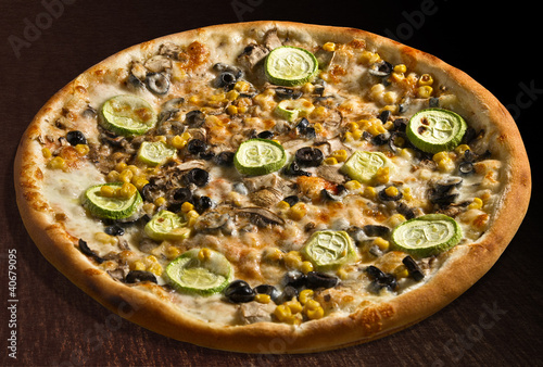 Foto: Pizza alle verdure with vegetable marrow - isolated Pizza alle verdure with vegetable marrow - isolated