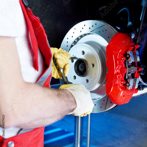 Foto: Motor mechanic is checking the brake of a car Motor mechanic is checking the brake of a car