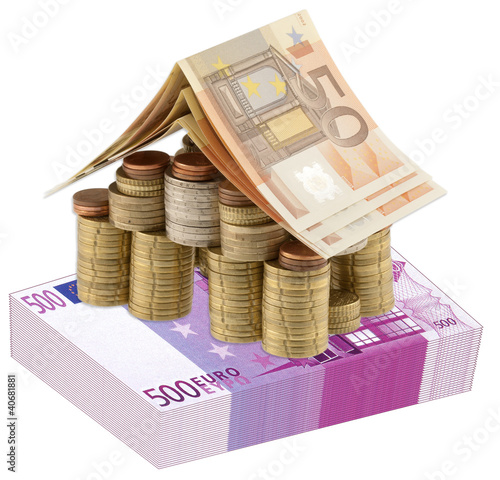 Photo: concept coût immobilier, maison, liasse billets concept coût immobilier, maison, liasse billets