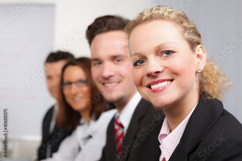 Photo: glückliches mitarbeiterteam glückliches mitarbeiterteam