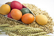 Bunte Eier und Getreide