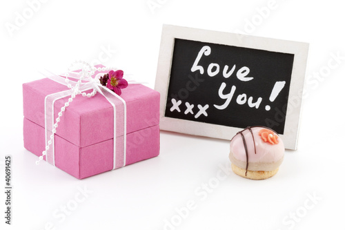 Photo: Pink present and a chalckboard with the words "love you" Pink present and a chalckboard with the words "love you"