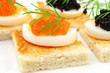 Canapes mit Ei und Kaviar