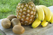 ananas,kiwi e banane su tavolo in legno