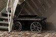 Alter Handwagen unter der Treppe