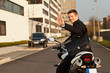 junger mann winkt