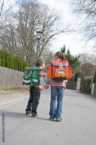 Foto: Zu zweit auf dem Schulweg Zu zweit auf dem Schulweg