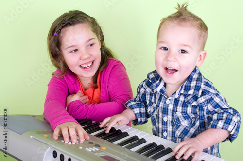 Photo: Kinder beim Musikunterricht Kinder beim Musikunterricht
