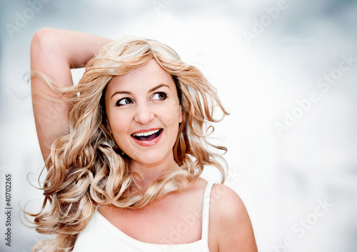 Photo: Blonde Frau schaut lachend nach oben / Blondi 4 Blonde Frau schaut lachend nach oben / Blondi 4