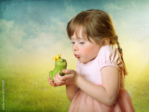 Foto: Little girl with a frog prince Little girl with a frog prince