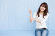 指さしする若い女性
