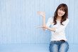 手をかざす若い女性