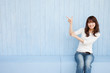 指さしする若い女性