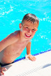 Lachender Junge im Pool Lachender Junge im Pool