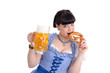 Junge Frau im Dirndl mit Bierkrug und Brezel