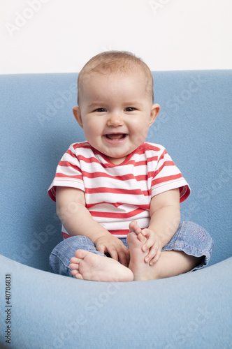 Foto: happy toddler with bare feet happy toddler with bare feet