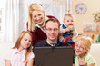 Foto: Familie vor dem Computer bei Videochat Familie vor dem Computer bei Videochat