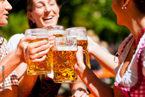 Photo: Zwei glückliche Paare sitzen im Biergarten Zwei glückliche Paare sitzen im Biergarten