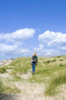 Frau wandert durch Dünen