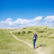 Frau wandert durch Dünen