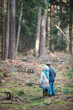 Kinder im Wald