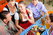 Im Biergarten - Freunde am Biertisch