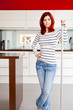 Foto: Junge rothaarige Frau bei der Hausarbeit Junge rothaarige Frau bei der Hausarbeit