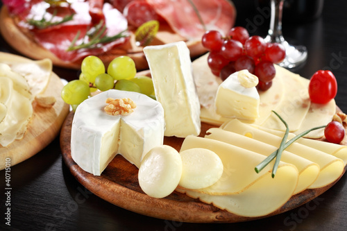 Foto: Cheese and salami platter with herbs Cheese and salami platter with herbs