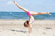 Foto: Mädchen macht Handstand mit Spagat Mädchen macht Handstand mit Spagat