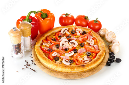 Foto: Aromatic pizza with vegetables and mushrooms isolated on white Aromatic pizza with vegetables and mushrooms isolated on white