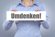 Frau mit Schild umdenken