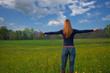 Photo: ragazza in un prato ragazza in un prato