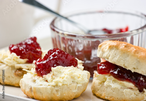 Foto: Home-baked scones with strawberry jam and clotted cream. Home-baked scones with strawberry jam and clotted cream.