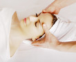 Foto: Woman getting a face massage Woman getting a face massage