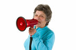 Seniorin schreit in Megafon