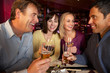 Foto: Group Of Friends Enjoying Sushi In Restaurant Group Of Friends Enjoying Sushi In Restaurant