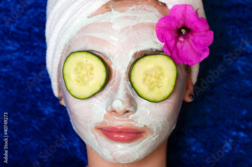 Foto: Spa Treatment with facial mask and cucumbers Spa Treatment with facial mask and cucumbers