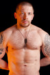 Foto: Brawny caucasian male with bare torso wearing dog tags Brawny caucasian male with bare torso wearing dog tags