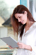 Jeune femme avec une tablette informatique Jeune femme avec une tablette informatique