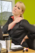 Foto: Junge Frau im Büro mit Nackenschmerzen Junge Frau im Büro mit Nackenschmerzen
