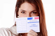 Jeune femme avec une carte électorale