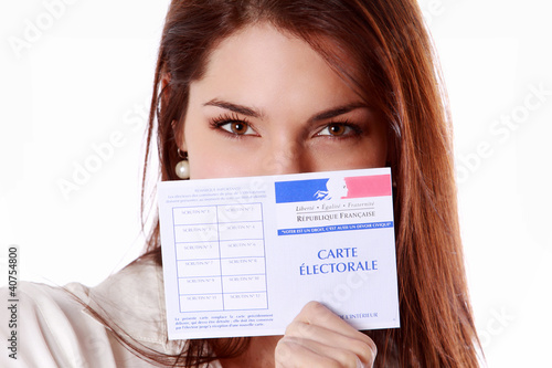 Photo: Jeune femme avec une carte électorale Jeune femme avec une carte électorale