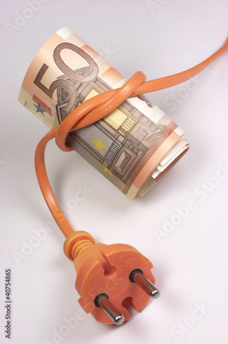Photo: Billetes de euro atados a un enchufe naranja Billetes de euro atados a un enchufe naranja