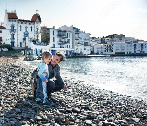 Foto: Father and son against Cadaqués view. Father and son against Cadaqués view.