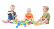 kinder spielen mit bauklötzen