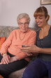 Eine alte Frau mit einem Handy Eine alte Frau mit einem Handy